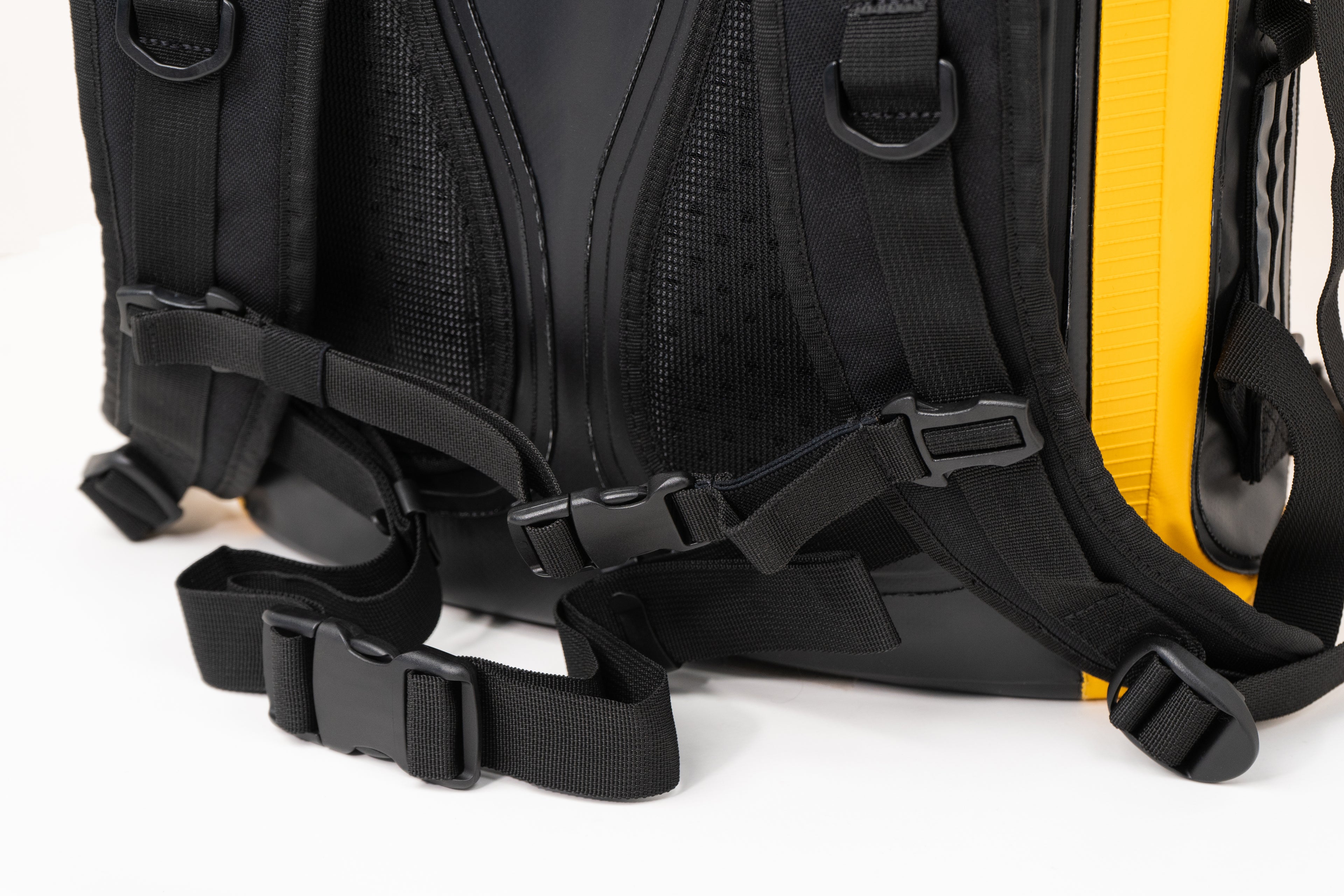 Sac ordinateur étanche Feelfree Roadster 15L détail clips et sangle de maintient ventrale et pectorale