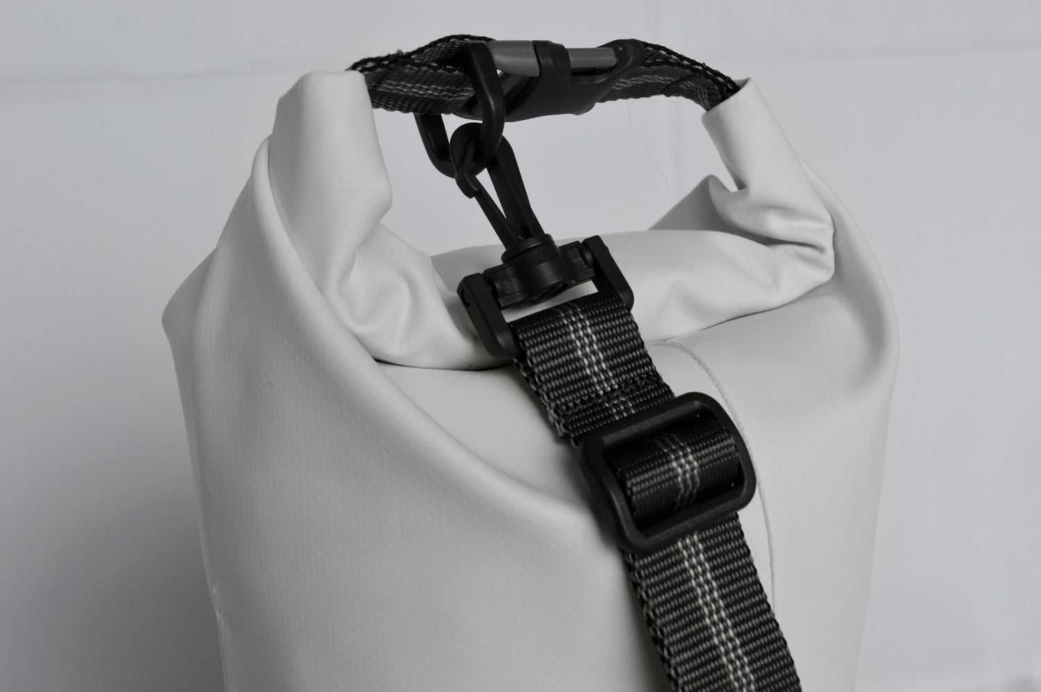 Sac polochon étanche dry tube 3L édition drapeau breton - détail bandoulière clips