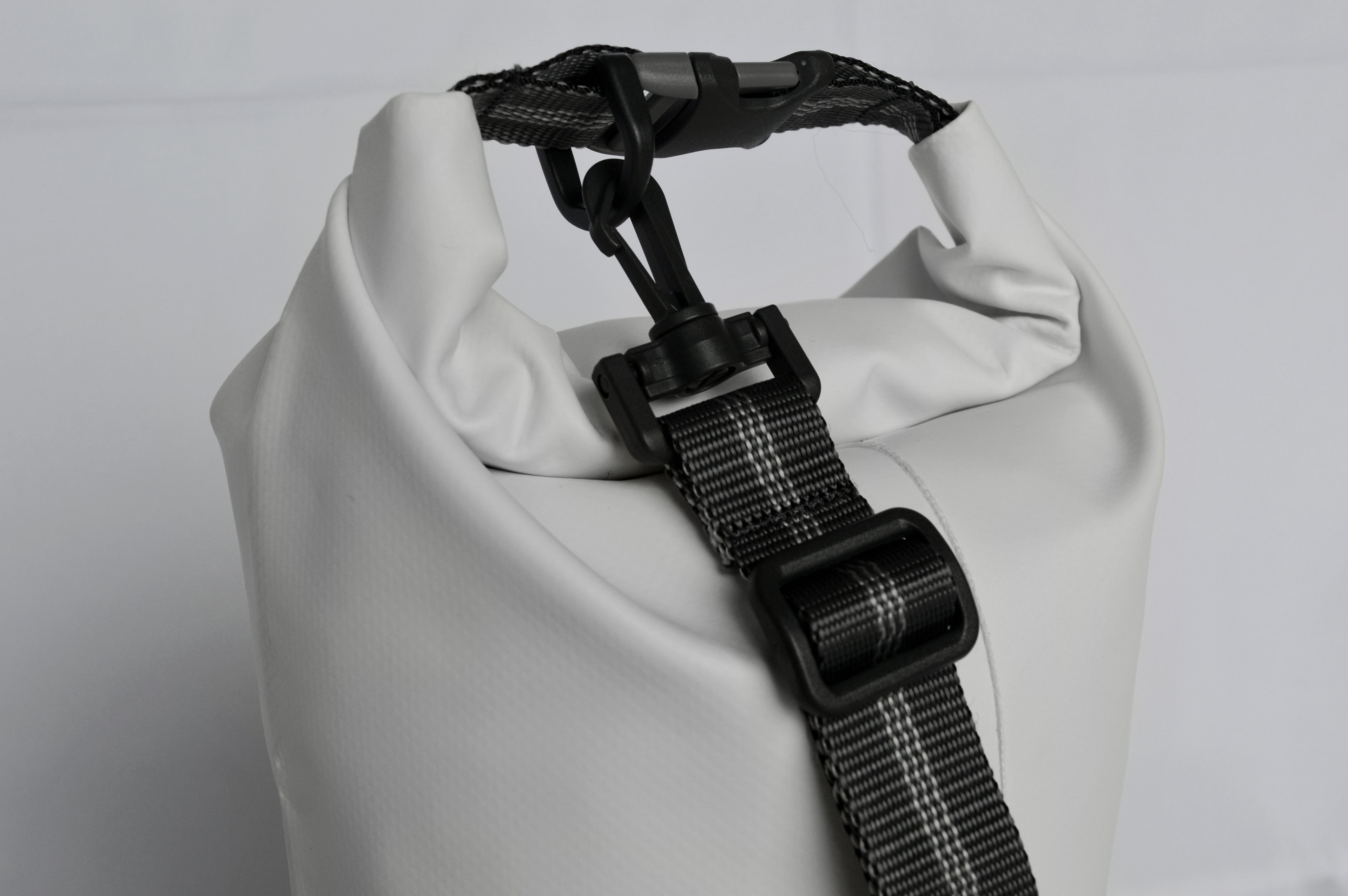 Sac polochon étanche dry tube 3L édition drapeau breton - détail bandoulière clips