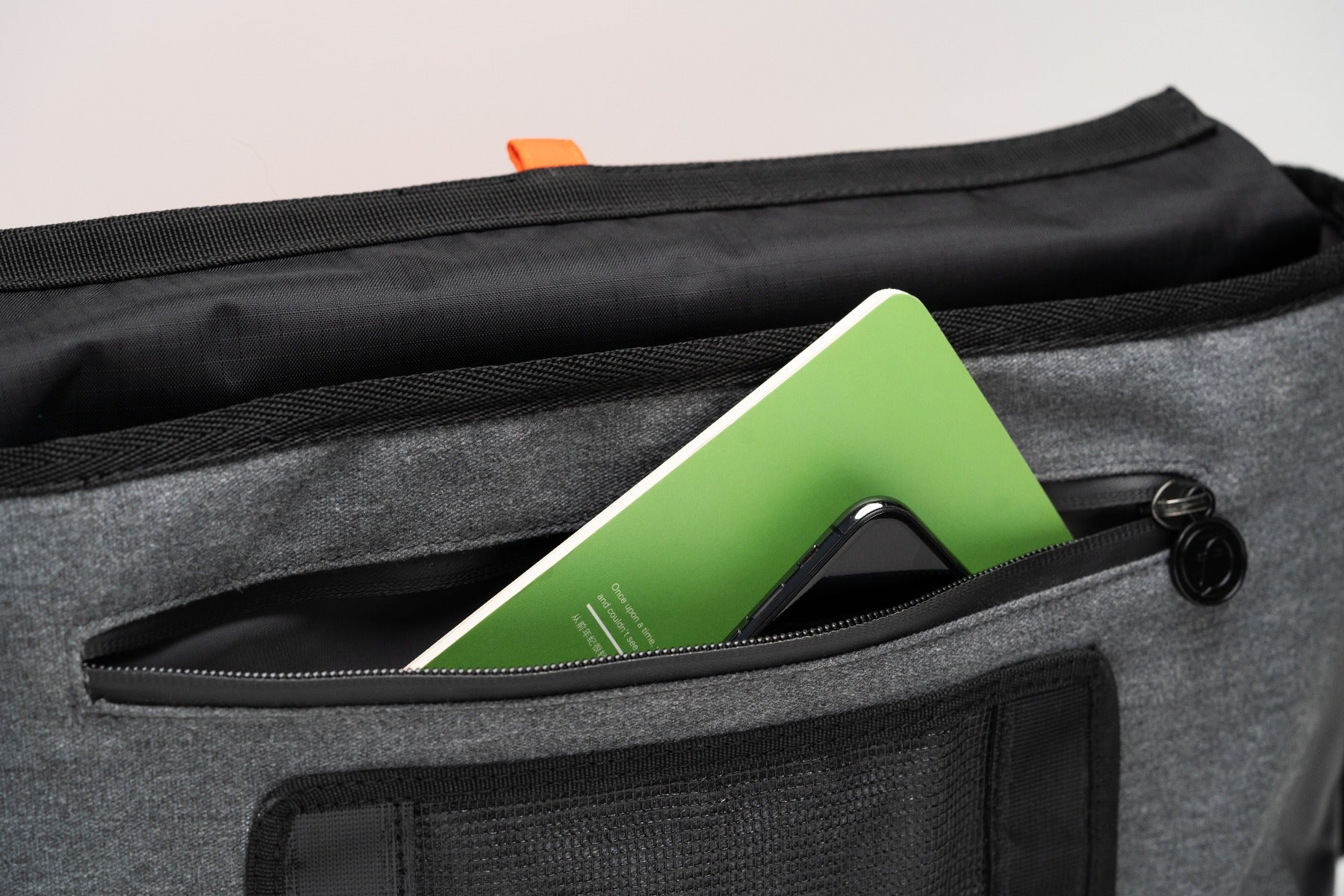 Sac bandoulière gris, zip frontale, Urbanion Eco Messenger