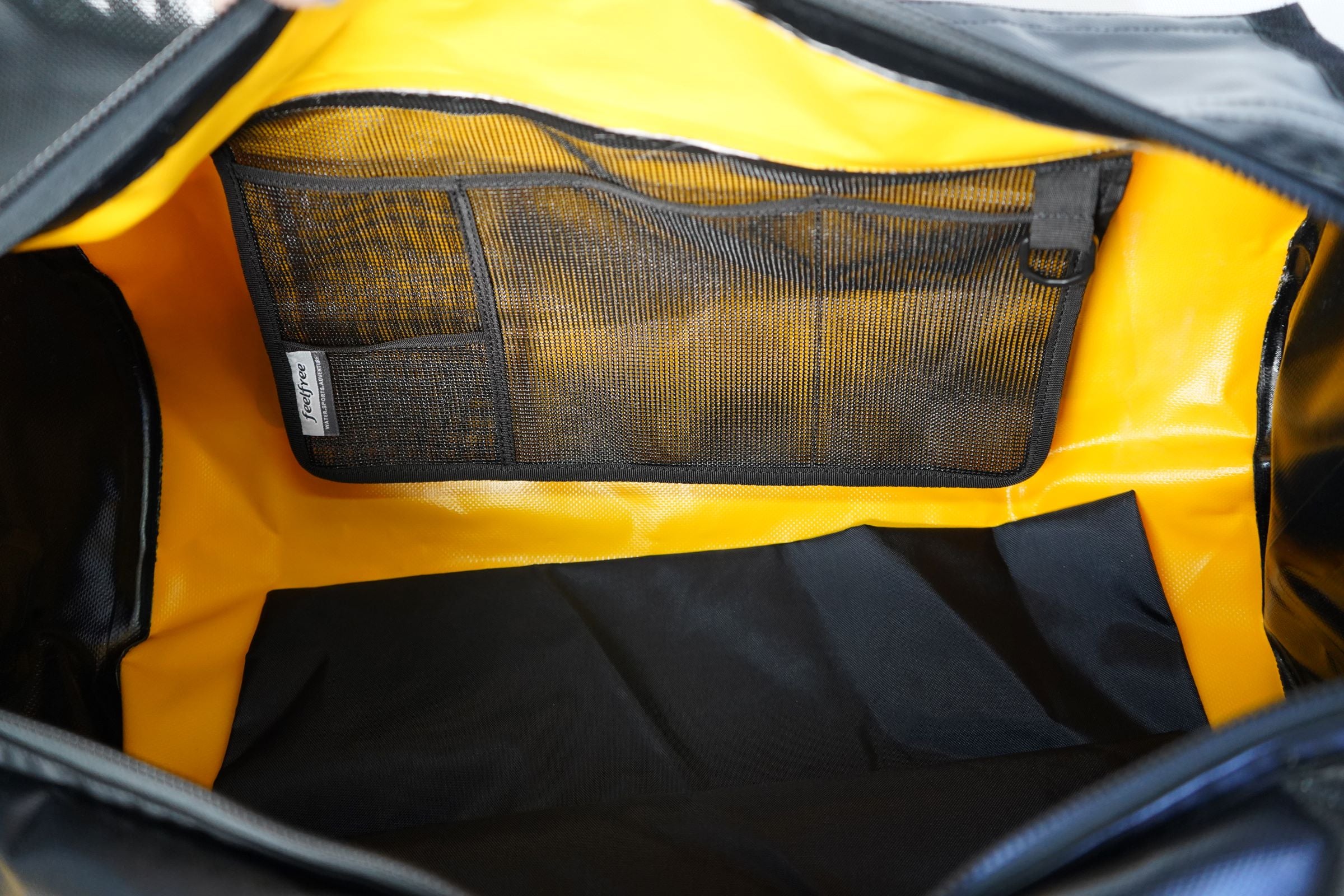 Détail compartiment intérieur clipper 60 l noir et jaune