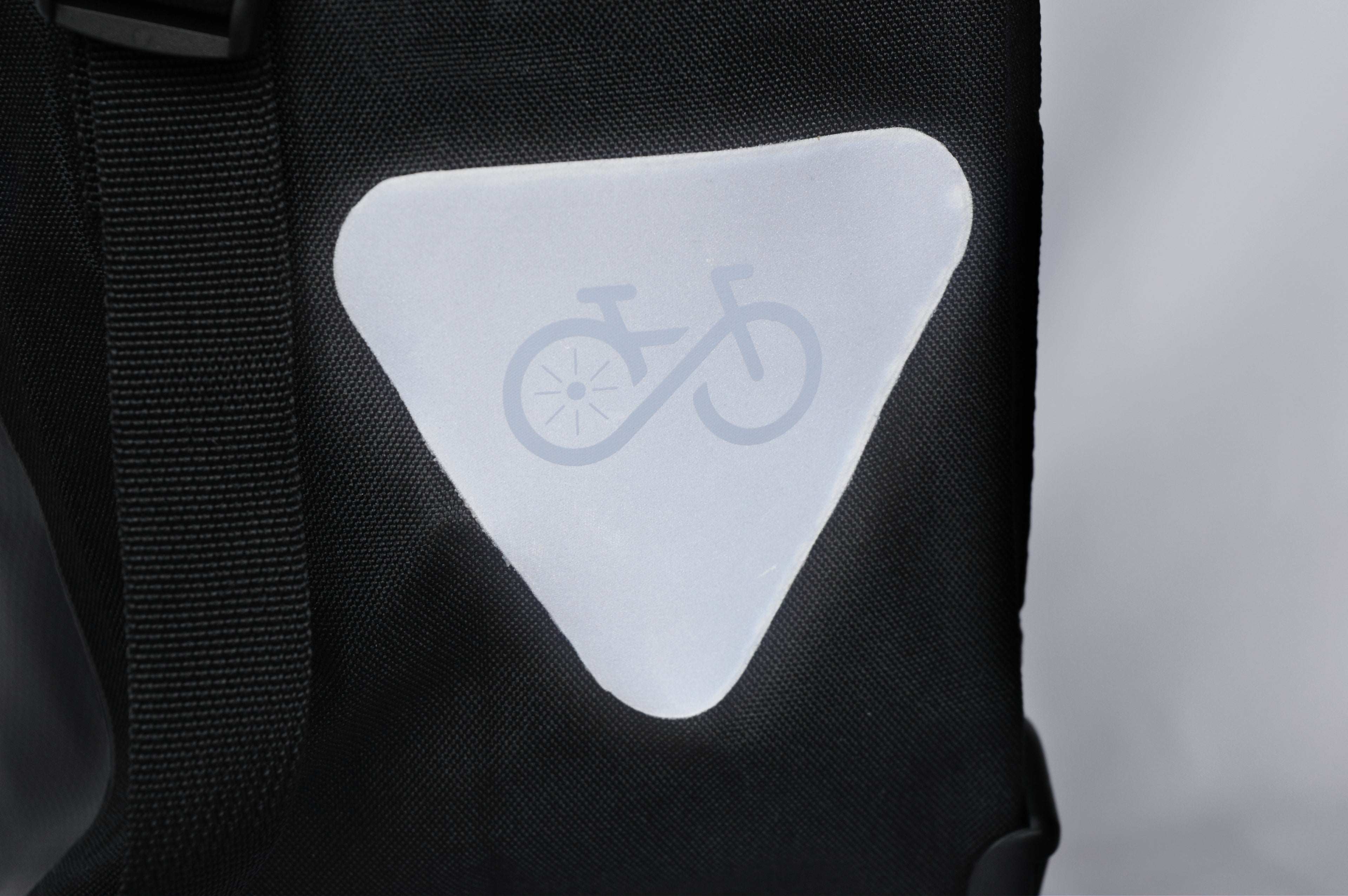 sacoche vélo étanche détail patch réfléchissant