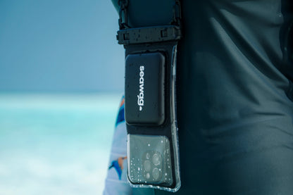 Pochette étanche téléphone IPX8 flottante Seawag PRO avec cordon réglable photo lifestyle bandouliere