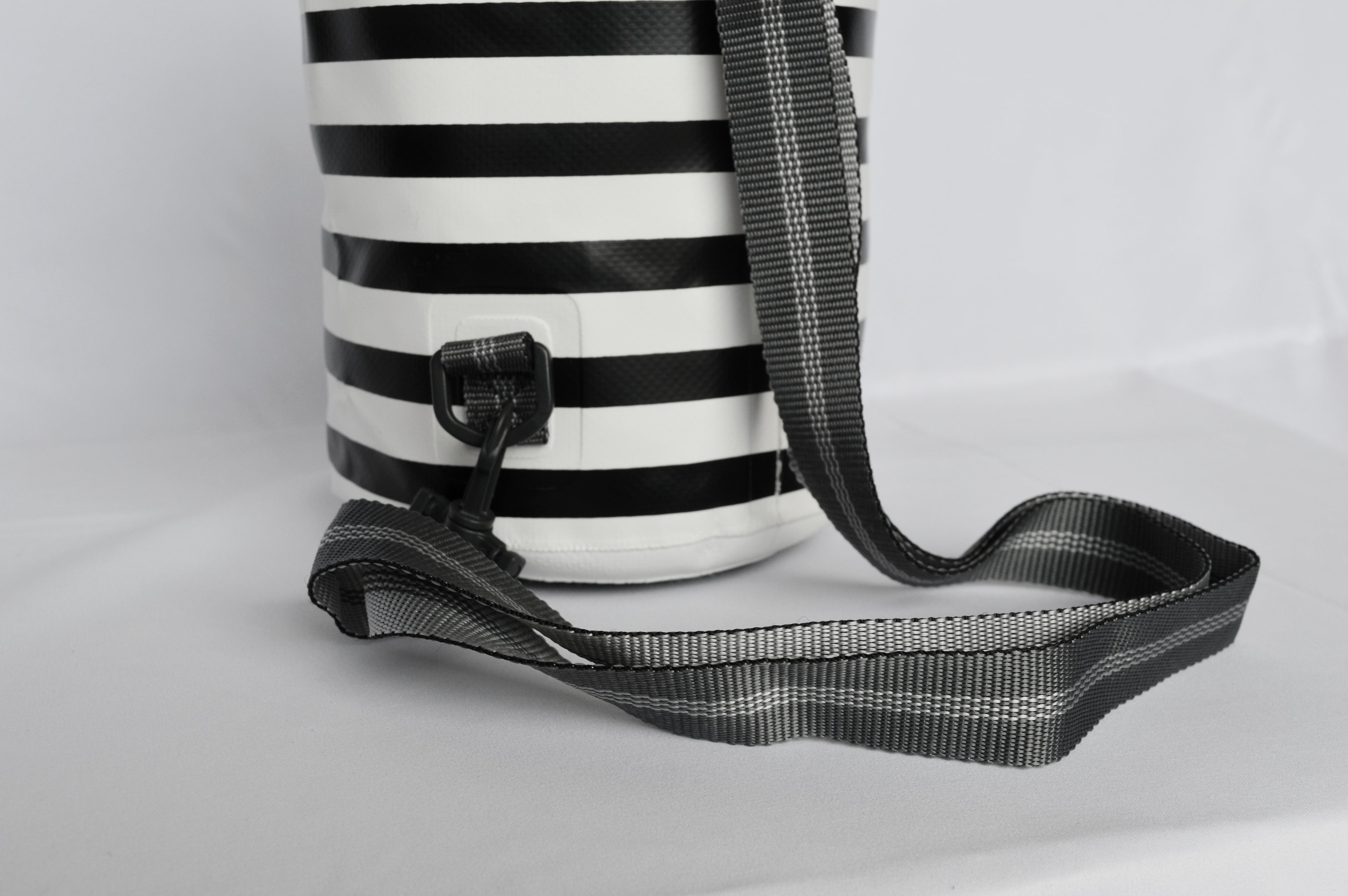 Sac polochon étanche dry tube 3L édition drapeau breton - détail bandoulière 