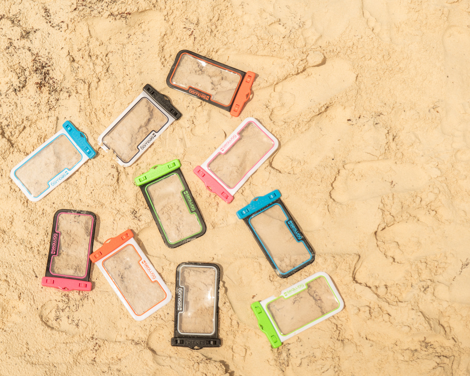 Pochette étanche de téléphone seawag sur la plage 